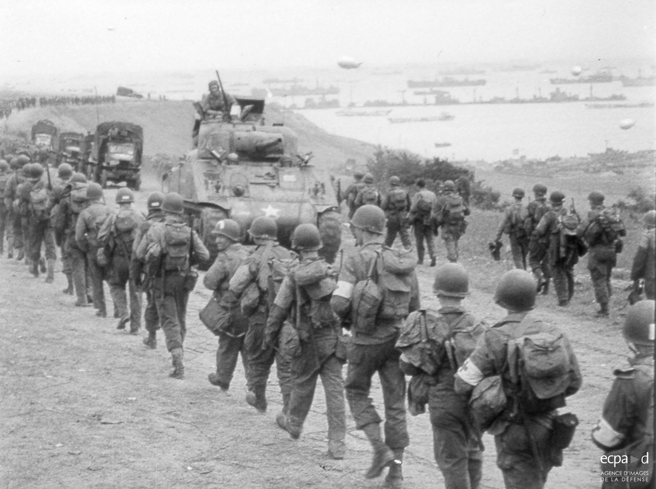 Soldats américains avec chars Sherman 9 juin 1944