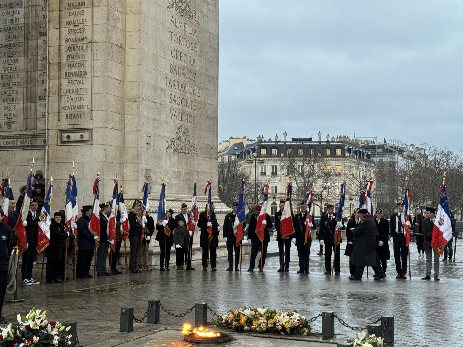 Les porte-drapeaux en place