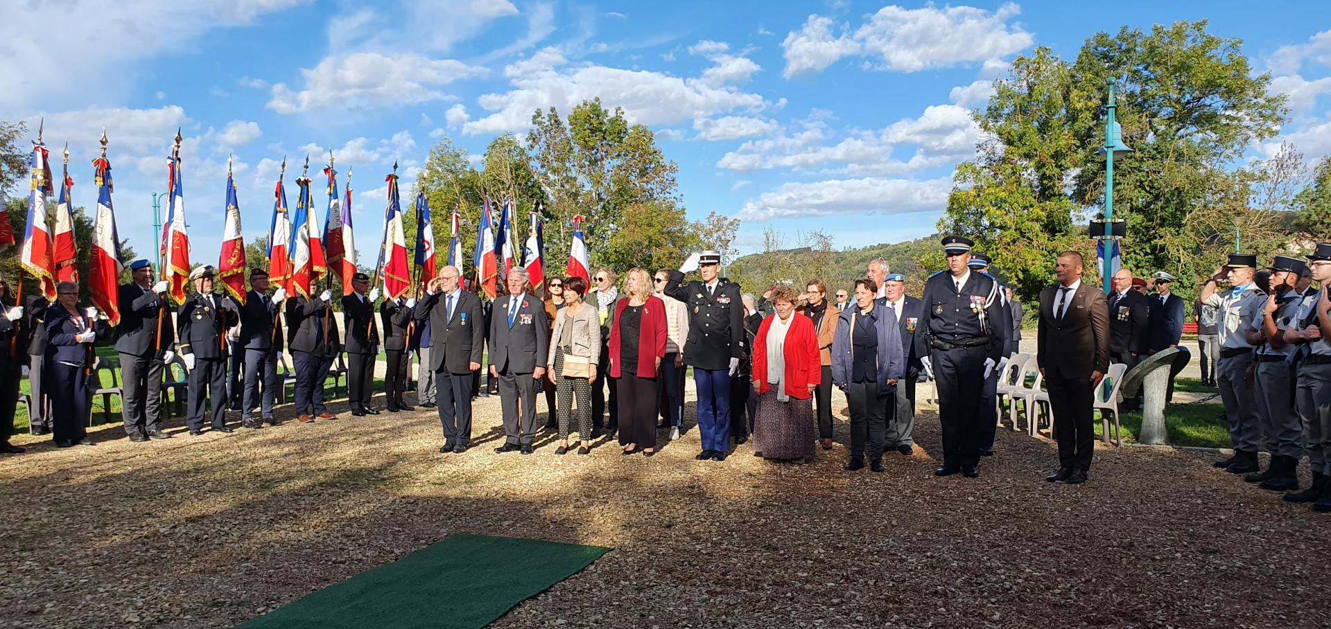 Officiels devant la stèle OPEX