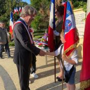 Nadaü 8 ans ,à côté de sa maman porte drapeau de l'UFTAC elle aussi, félicité par Monsieur le maire