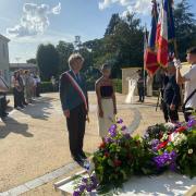 M. le Maire accompagné d'une des deux arrières-petites-filles de Maxime Badie, Résistant déporté gazé en 1944