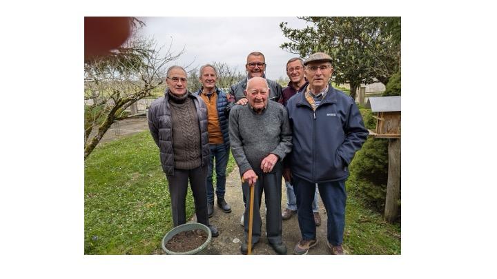 Maurice, Roland Bernard et Gabriel avec notre centenaire chez lui pour la médaille départementaleDiapositive1 8
