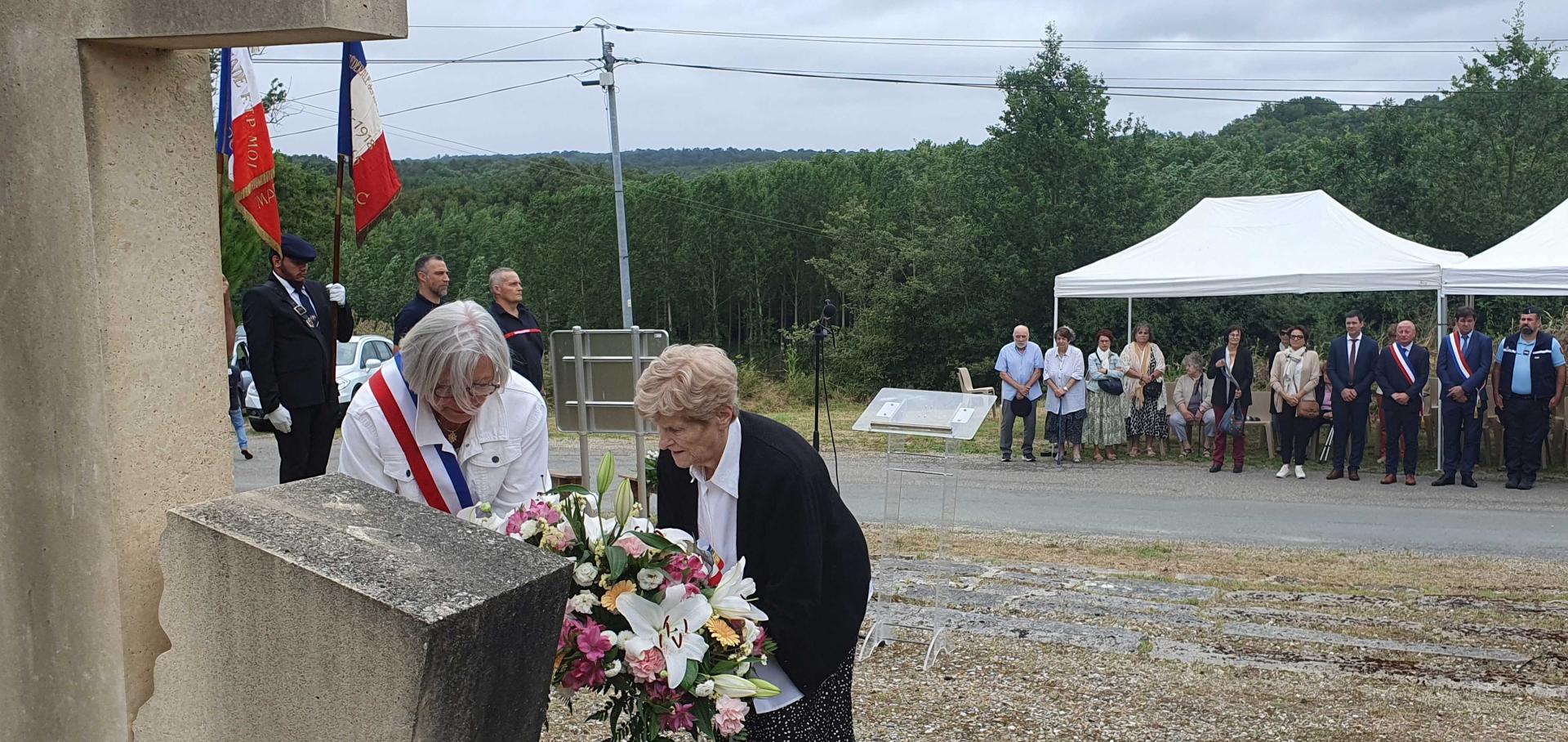 Dépôt de gerbe par la Mairie et Mme Aché, présidente section