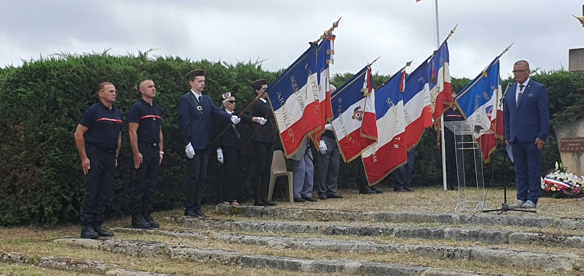 Gabriel Pichon et les porte-drapeaux côté droit