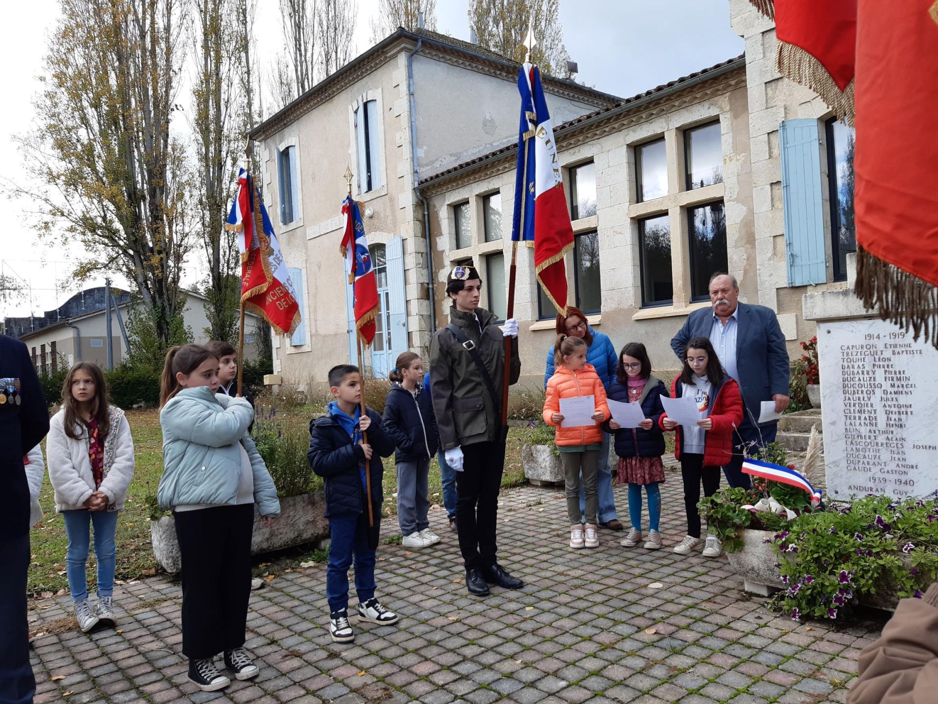 Poudenas, avec les enfants de l'école primaire (photo I. DAUZAC)