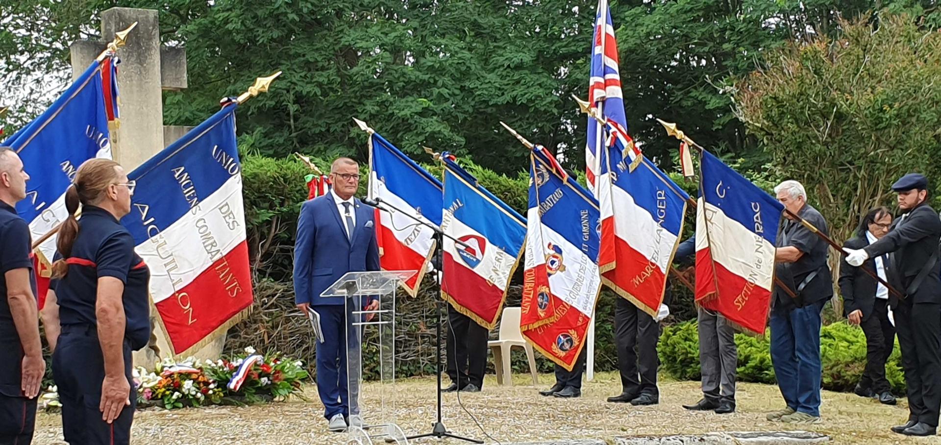 Gabriel Pichon et les porte-drapeaux côté gauche
